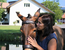 Sandra Theubet, thérapeute avec le cheval, tout contre l’un de ses chevaux