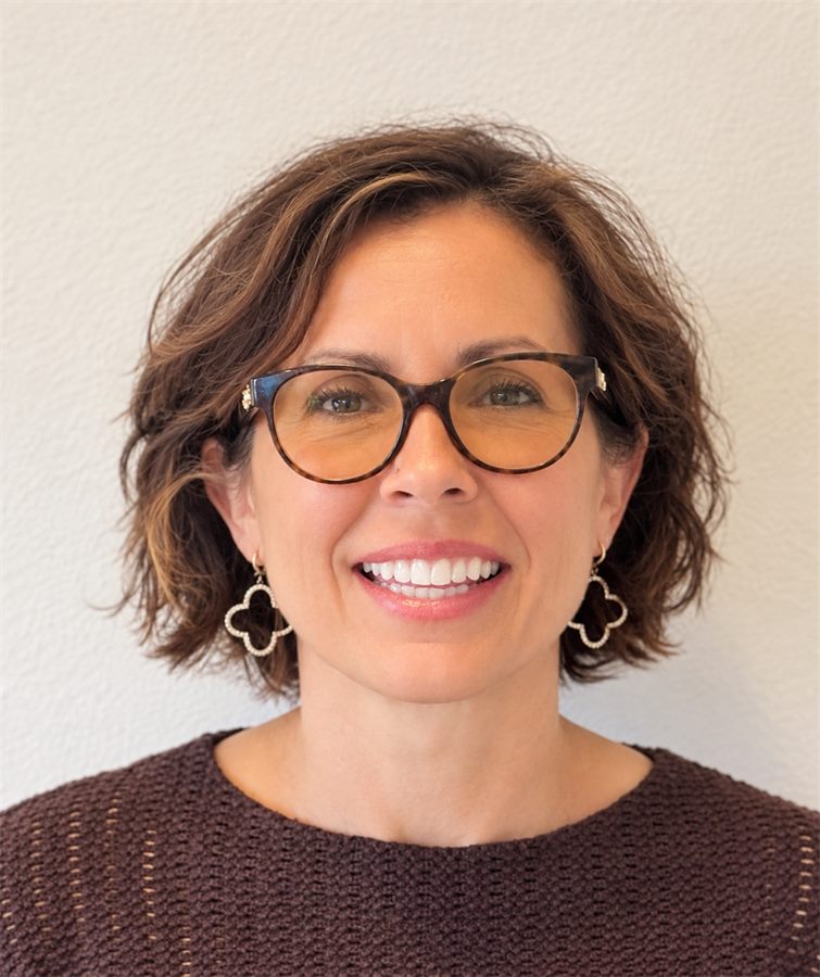 Portrait de Sandra Theubet, souriante